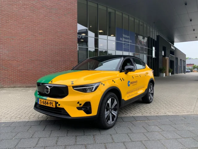 Gisteren hebben wij bij Broekhuis Volvo in Houten deze auto volledig mogen aanpakken en voorzien van een frisse en strakke half-half wrap.
Wat vindt jij ervan?🔰