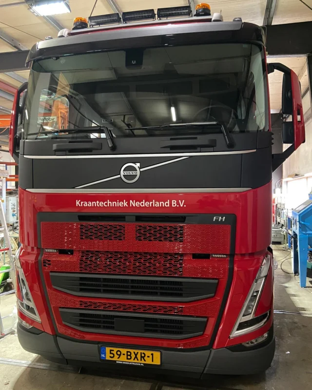 Onze collega’s in de omgeving Utrecht hebben vandaag bij kraantechniek een vrachtwagen van nieuwe huisstijl voorzien.  Wij wensen kraantechniek veel veilige kilometers!